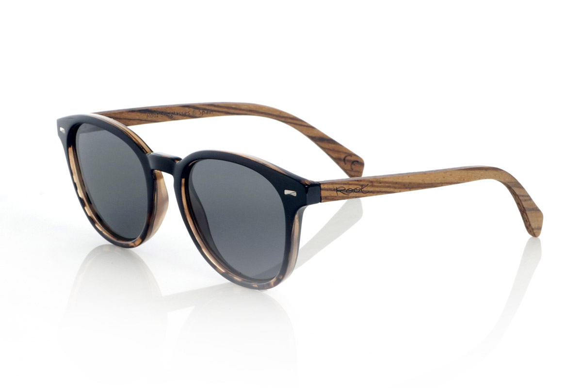 Gafas de Madera Natural de Zebrano modelo TANE. Las gafas de madera TANE fusionan lo clásico y lo artesanal. Su montura de inspiración vintage en acetato Carey aporta un estilo sofisticado y versátil, mientras que sus varillas de madera de Zebrano aportan un carácter cálido y orgánico, resaltando la belleza natural del material. Gracias a su diseño redondeado y atemporal, estas gafas se adaptan a una gran variedad de rostros, ofreciendo un look equilibrado con un toque de personalidad. Sus lentes polarizadas de alta calidad garantizan protección total contra los rayos UV, aportando comodidad visual en cualquier entorno.
Dimensiones de 142x52mm. Calibre de 50, | Root Sunglasses® 