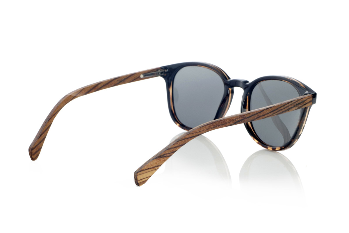 Gafas de Madera Natural de Zebrano TANE. Las gafas de madera TANE fusionan lo clásico y lo artesanal. Su montura de inspiración vintage en acetato Carey aporta un estilo sofisticado y versátil, mientras que sus varillas de madera de Zebrano aportan un carácter cálido y orgánico, resaltando la belleza natural del material. Gracias a su diseño redondeado y atemporal, estas gafas se adaptan a una gran variedad de rostros, ofreciendo un look equilibrado con un toque de personalidad. Sus lentes polarizadas de alta calidad garantizan protección total contra los rayos UV, aportando comodidad visual en cualquier entorno.
Dimensiones de 142x52mm. Calibre de 50, Venta al Por Mayor y Detalle | Root Sunglasses® 