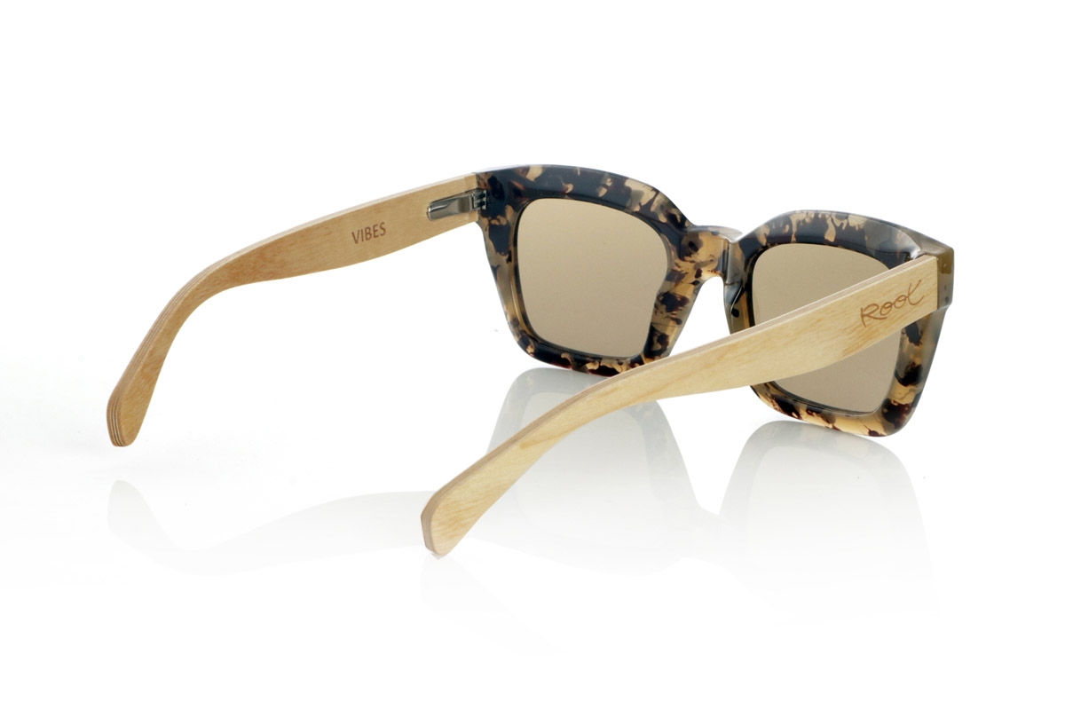 Gafas de Madera Natural de Arce VIBES. Las VIBES combinan actitud y naturaleza en un diseño único. Su montura cuadrada de acetato Carey resalta por su personalidad audaz y moderna, mientras que las varillas de madera de Arce aportan un toque cálido y orgánico, garantizando ligereza y comodidad. Estas gafas están diseñadas para quienes buscan destacar con un estilo sofisticado y sostenible. Incorporan lentes polarizadas de alta calidad para una protección total contra los rayos UV y una visión más nítida en cualquier entorno.
Dimensiones de 147x50mm. Calibre de 50. Venta al Por Mayor y Detalle | Root Sunglasses® 