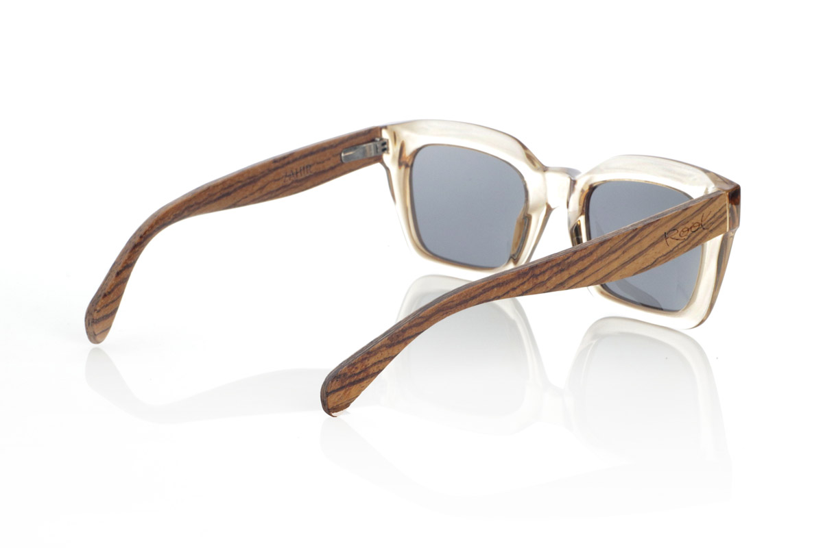 Wood eyewear of Zebrano ZAHIR. The ZAHIR combines a robust and sophisticated design with the natural essence of wood. Its translucent amber-toned acetate frame provides a modern and elegant touch, while its Zebrano wood temples stand out for their unique grain, highlighting the authenticity of each piece. These wooden sunglasses not only offer style, but also functionality, with high-quality polarized lenses that guarantee total UV protection. Ideal for those looking for a balance between contemporary design and natural materials.
Dimensions 147x50mm. Caliber 50. for Wholesale & Retail | Root Sunglasses® 