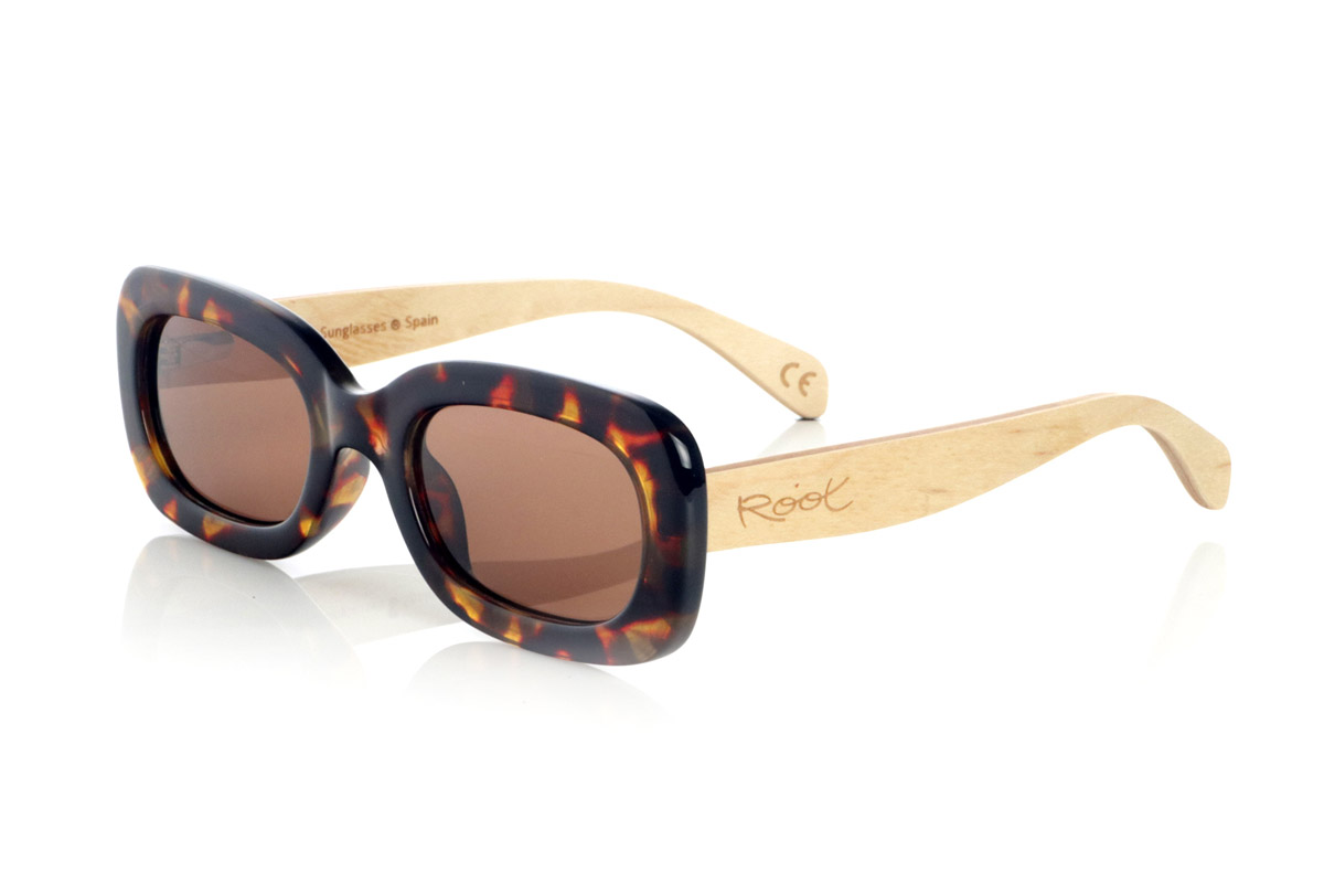 Wood eyewear of Maple modelo DOOZ. DOOZ redefines retro style with a modern and natural touch. Its oval frame in Carey acetate lends a sophisticated and nostalgic air, while its Maple wood temples enhance the warmth of the design, offering a perfect balance between tradition and avant-garde. These wooden sunglasses are ideal for those looking for a distinctive look without giving up comfort and lightness. Equipped with high-quality polarized lenses, they guarantee total protection against UV rays and optimal vision in any environment.

Dimensions 147x44mm. Caliber 52. | Root Sunglasses® 