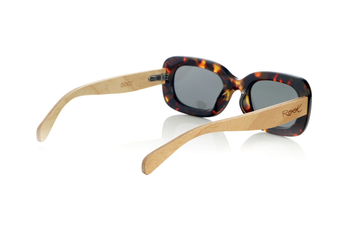 Wood eyewear of Maple DOOZ. DOOZ redefines retro style with a modern and natural touch. Its oval frame in Carey acetate lends a sophisticated and nostalgic air, while its Maple wood temples enhance the warmth of the design, offering a perfect balance between tradition and avant-garde. These wooden sunglasses are ideal for those looking for a distinctive look without giving up comfort and lightness. Equipped with high-quality polarized lenses, they guarantee total protection against UV rays and optimal vision in any environment.

Dimensions 147x44mm. Caliber 52. for Wholesale & Retail | Root Sunglasses® 