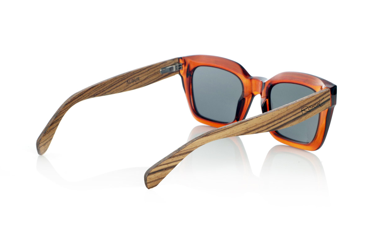 Wood eyewear of Zebrano AUBUR. The AUBUR combines bold design with the warmth of natural materials. Its acetate frame in a striking translucent amber tone lends a retro and sophisticated feel, while the Zebrano wood temples enhance the connection with nature. These wooden sunglasses stand out for their square shape and robust structure, offering a comfortable fit and an impactful presence. Equipped with high-quality polarized lenses, they provide clear vision and total UV protection.

Dimensions 147x50mm. Caliber 50. for Wholesale & Retail | Root Sunglasses® 