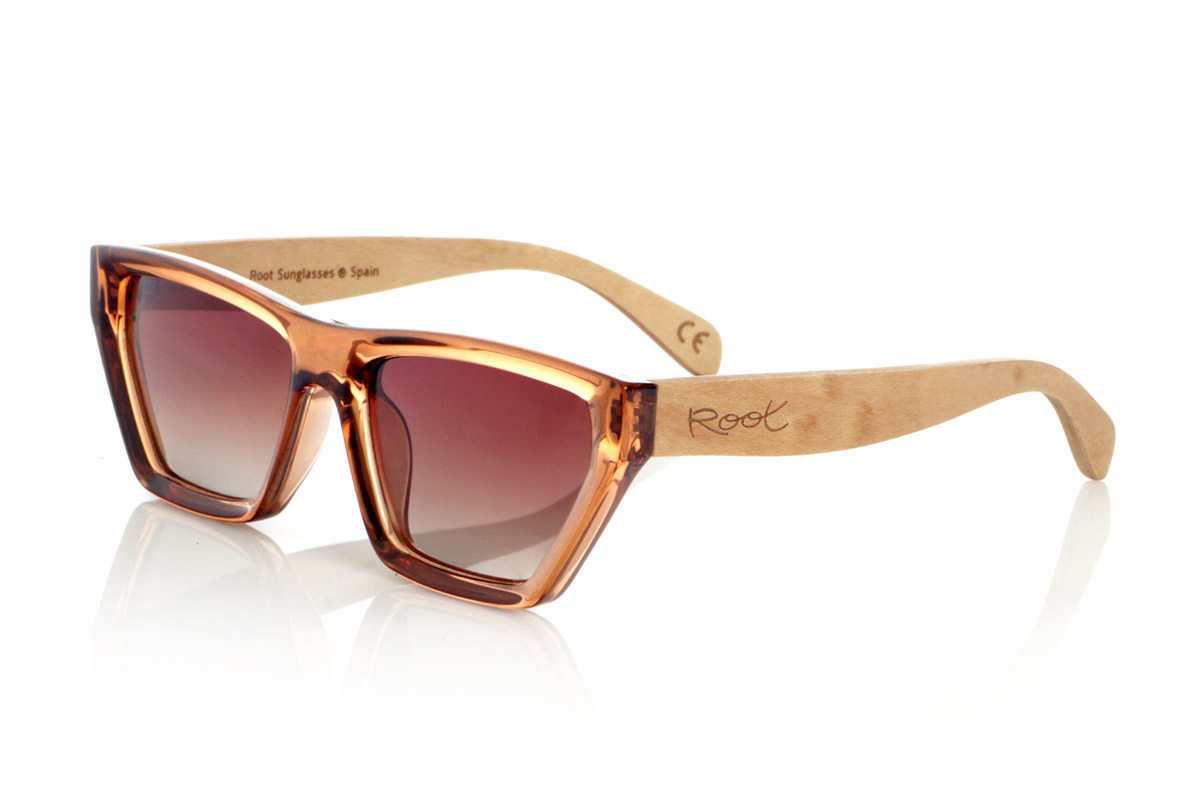 Wood eyewear of Maple modelo MOCHA. The MOCHA sunglasses are a perfect combination of sophistication and naturalness. Their geometric frame in a translucent amber tone provides a modern and elegant touch, while the maple wood temples enhance their organic and artisanal character. These wooden sunglasses stand out for their avant-garde design and lightweight structure, ensuring comfort and a perfect fit. Their gradient lenses offer clear vision and total UV protection, making the MOCHA an ideal choice for those looking for style and functionality in a single accessory.

Dimensions: 142x45 mm. Caliber: 52. | Root Sunglasses® 