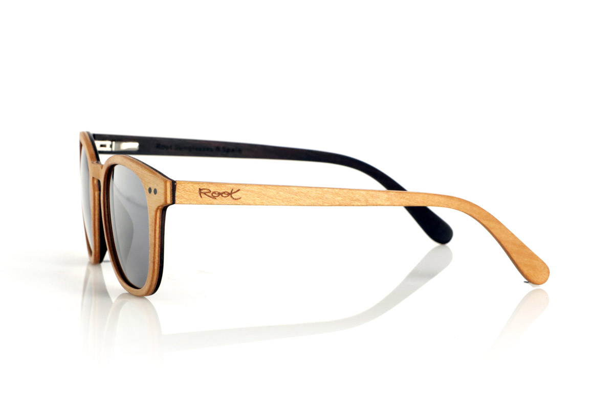 Wood eyewear of Maple MOUTHY. MOUTHY sunglasses are made from a combination of laminated maple wood on the outside and ebony on the inside. Their design balances classic lines with a subtle decorative detail of two dots on the front, highlighting their handcrafted character.

The laminated wood structure enhances strength without compromising lightness, offering comfort for everyday use. The contrast between the natural tone of the maple and the depth of the ebony on the inside provides a refined and distinctive finish.

They incorporate high-quality polarized lenses, which reduce glare and guarantee total UV protection, ensuring clearer and more comfortable vision. A model that fuses tradition and design with natural materials.

Dimensions 142x47mm. Caliber 49 for Wholesale & Retail | Root Sunglasses® 