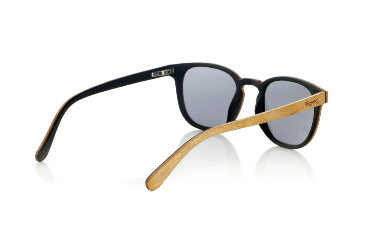 Wood eyewear of Maple MOUTHY. MOUTHY sunglasses are made from a combination of laminated maple wood on the outside and ebony on the inside. Their design balances classic lines with a subtle decorative detail of two dots on the front, highlighting their handcrafted character.

The laminated wood structure enhances strength without compromising lightness, offering comfort for everyday use. The contrast between the natural tone of the maple and the depth of the ebony on the inside provides a refined and distinctive finish.

They incorporate high-quality polarized lenses, which reduce glare and guarantee total UV protection, ensuring clearer and more comfortable vision. A model that fuses tradition and design with natural materials.

Dimensions 142x47mm. Caliber 49 for Wholesale & Retail | Root Sunglasses® 