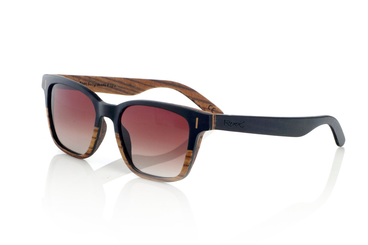 Wood eyewear of mpingo modelo LOREA. LOREA sunglasses are manufactured in a combination of two woods, Mpingo (African Black wood) on top of the frame and on the outside of the temples and Zebrano on the bottom of the frame and inside of the temples. It is a simple and elegant easy-to-wear model with a very careful finish that will surprise you with its originality and the combination of woods. Front measurement: 145x50mm | Root Sunglasses® 