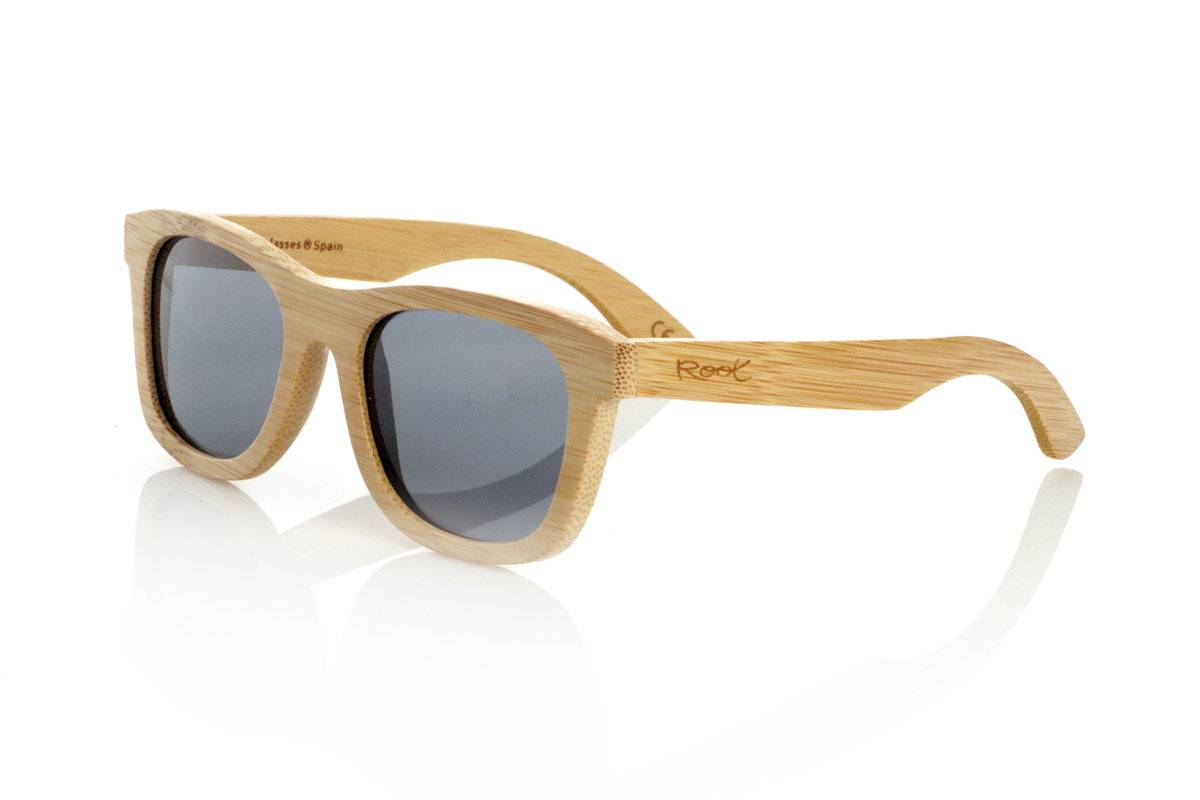 Wood eyewear of Bamboo SIRIA. SIRIA wooden sunglasses are made from natural solid bamboo, highlighting its organic structure and the characteristic texture of this sustainable material. Its square and robust design balances aesthetics and functionality, with a finish that enhances the natural grain of the bamboo.

The frame provides comfort and strength, while the polarized lenses offer complete protection against UV rays and reduce glare, improving visual clarity. A versatile and timeless model that maintains the essence of wooden glasses with a balanced and natural design.

Dimensions: 150x52 mm
Caliber: 54 for Wholesale & Retail | Root Sunglasses® 