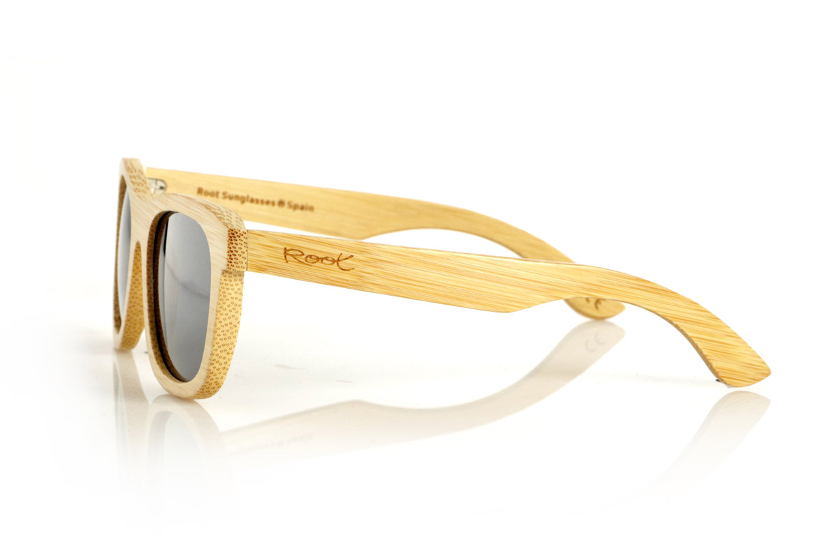 Wood eyewear of Bamboo SIRIA. SIRIA wooden sunglasses are made from natural solid bamboo, highlighting its organic structure and the characteristic texture of this sustainable material. Its square and robust design balances aesthetics and functionality, with a finish that enhances the natural grain of the bamboo.

The frame provides comfort and strength, while the polarized lenses offer complete protection against UV rays and reduce glare, improving visual clarity. A versatile and timeless model that maintains the essence of wooden glasses with a balanced and natural design.

Dimensions: 150x52 mm
Caliber: 54 for Wholesale & Retail | Root Sunglasses® 