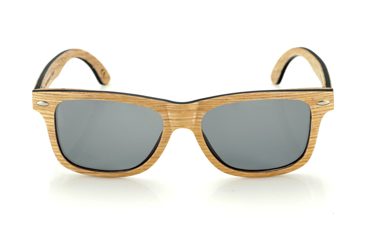 Wood eyewear of Oak RAJASTAN SK. RAJASTAN wooden sunglasses are made from a combination of laminated oak wood and a black maple inner layer, offering a sophisticated and natural style. Its rectangular design is complemented by metallic ornaments on the front, adding a touch of elegance. These wooden sunglasses are an ideal choice for those looking for an exclusive and sustainable look. Dimensions: 148x47 mm
Caliber: 49 for Wholesale & Retail | Root Sunglasses® 