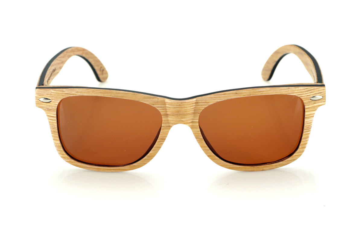 Wood eyewear of Oak RAJASTAN SK. RAJASTAN wooden sunglasses are made from a combination of laminated oak wood and a black maple inner layer, offering a sophisticated and natural style. Its rectangular design is complemented by metallic ornaments on the front, adding a touch of elegance. These wooden sunglasses are an ideal choice for those looking for an exclusive and sustainable look. Dimensions: 148x47 mm
Caliber: 49 for Wholesale & Retail | Root Sunglasses® 