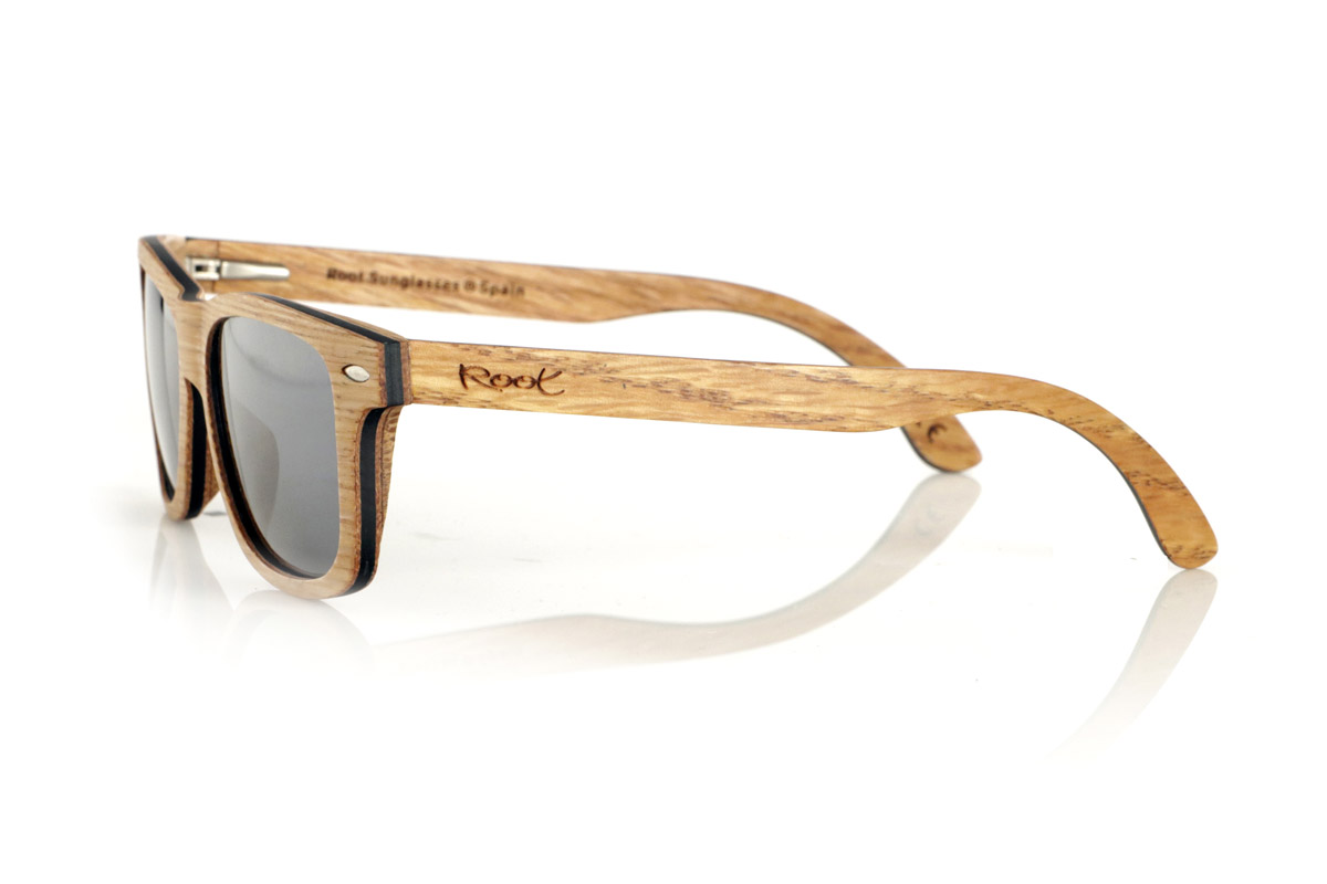 Wood eyewear of Oak RAJASTAN SK. RAJASTAN wooden sunglasses are made from a combination of laminated oak wood and a black maple inner layer, offering a sophisticated and natural style. Its rectangular design is complemented by metallic ornaments on the front, adding a touch of elegance. These wooden sunglasses are an ideal choice for those looking for an exclusive and sustainable look. Dimensions: 148x47 mm
Caliber: 49 for Wholesale & Retail | Root Sunglasses® 