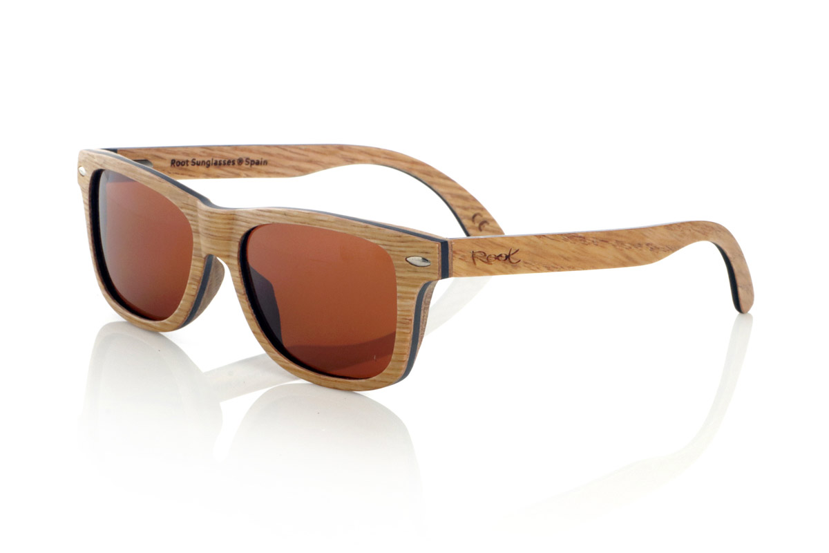 Wood eyewear of Oak RAJASTAN SK. RAJASTAN wooden sunglasses are made from a combination of laminated oak wood and a black maple inner layer, offering a sophisticated and natural style. Its rectangular design is complemented by metallic ornaments on the front, adding a touch of elegance. These wooden sunglasses are an ideal choice for those looking for an exclusive and sustainable look. Dimensions: 148x47 mm
Caliber: 49 for Wholesale & Retail | Root Sunglasses® 