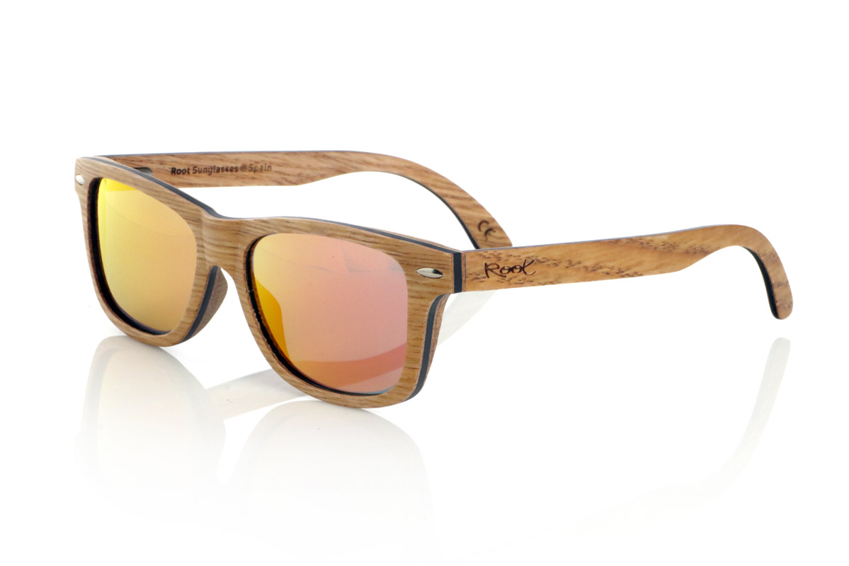 Wood eyewear of Oak RAJASTAN SK. RAJASTAN wooden sunglasses are made from a combination of laminated oak wood and a black maple inner layer, offering a sophisticated and natural style. Its rectangular design is complemented by metallic ornaments on the front, adding a touch of elegance. These wooden sunglasses are an ideal choice for those looking for an exclusive and sustainable look. Dimensions: 148x47 mm
Caliber: 49 for Wholesale & Retail | Root Sunglasses® 