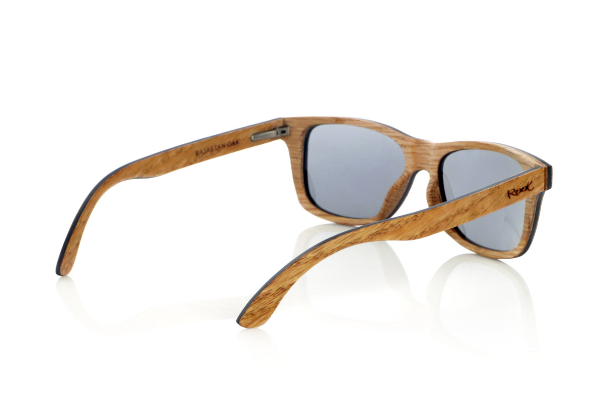 Wood eyewear of Oak RAJASTAN SK. RAJASTAN wooden sunglasses are made from a combination of laminated oak wood and a black maple inner layer, offering a sophisticated and natural style. Its rectangular design is complemented by metallic ornaments on the front, adding a touch of elegance. These wooden sunglasses are an ideal choice for those looking for an exclusive and sustainable look. Dimensions: 148x47 mm
Caliber: 49 for Wholesale & Retail | Root Sunglasses® 